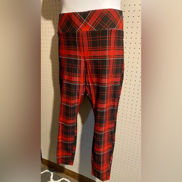 Torrid pixie pants sz 2X red tartan plaid w/wide waistband & contouring NWT - Picture 6 of 6